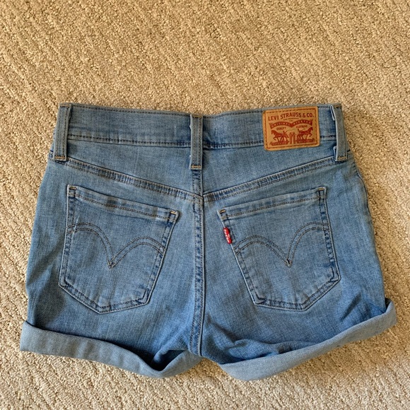 Levi’s Mid Length Short - Picture 3 of 3